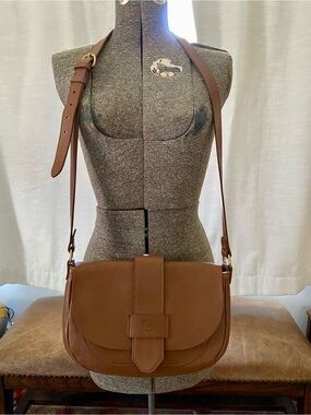Il Bisonte Saddle Bag Crossbody | Chocolate Brown Vegetable-Tanned Leather